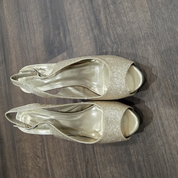 Elegant Gold Peep-Toe Slingback Heels - Picture 3 of 5